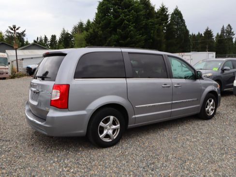 Used 2013 Chrysler Town & Country Touring FWD image 4