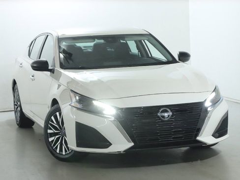 Used 2025 Nissan Altima 2.5 SV FWD image 2