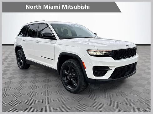 Used 2023 Jeep Grand Cherokee Altitude RWD image 1