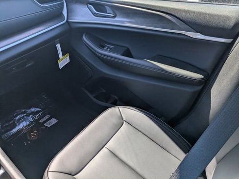 New 2025 Jeep Grand Cherokee L Limited w/ Black Appearance Package AWD/4WD image 15