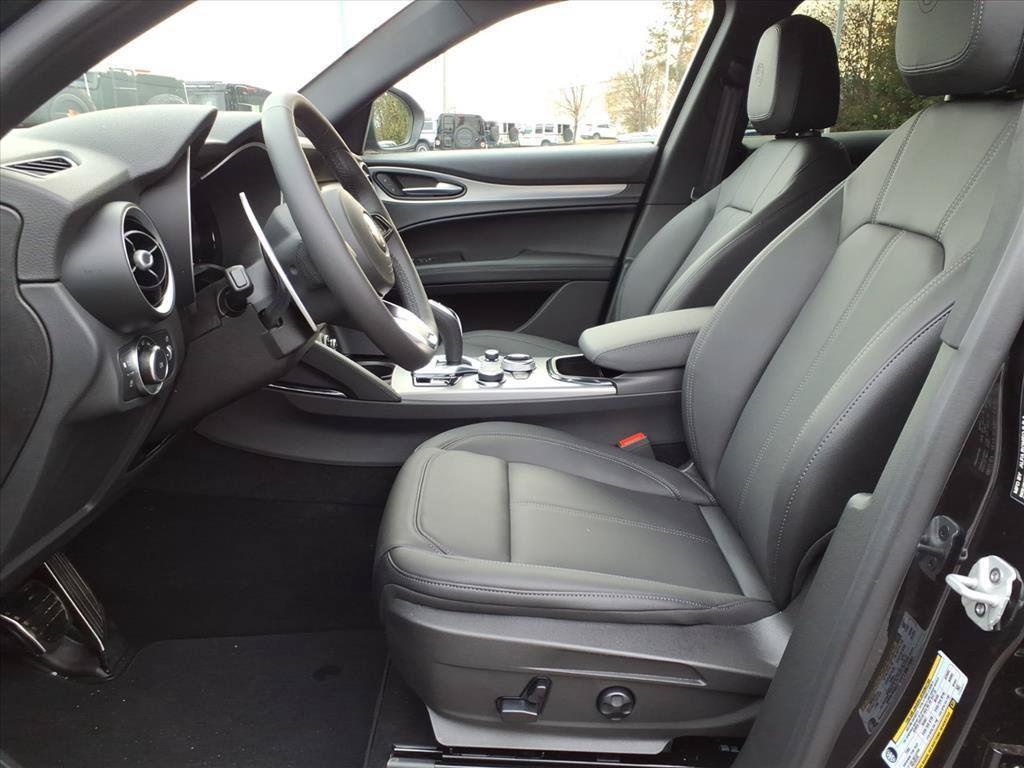 New 2025 Alfa Romeo Stelvio Sprint w/ Convenience Package AWD/4WD image 3