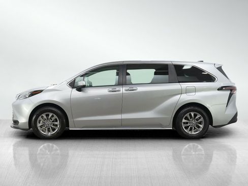 Used 2024 Toyota Sienna LE image 2
