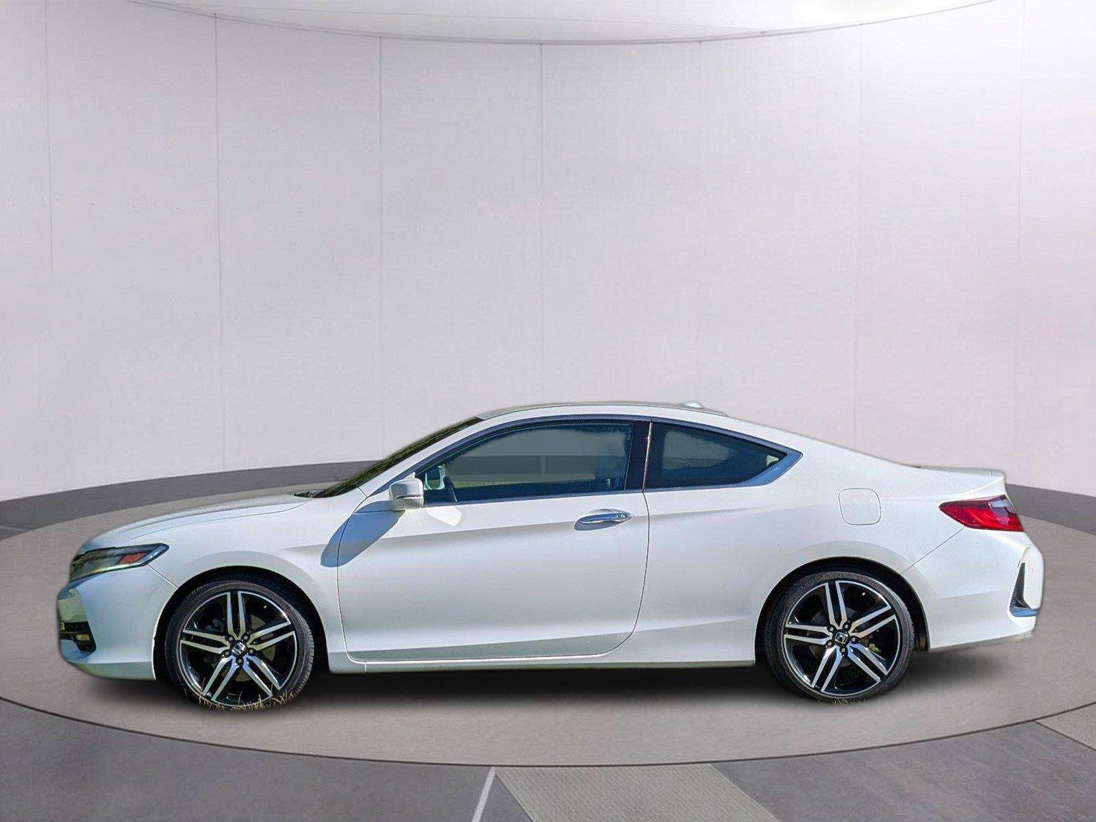 Used 2017 Honda Accord Touring image 2