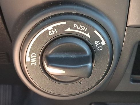 Used 2017 Nissan Titan S AWD/4WD image 21