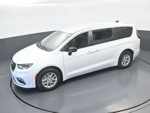 New 2026 Chrysler Pacifica Select image 45
