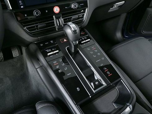 Certified 2025 Porsche Macan image 17