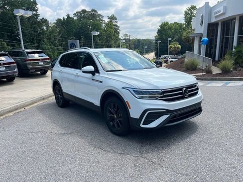 Used 2024 Volkswagen Tiguan SE AWD/4WD image 1