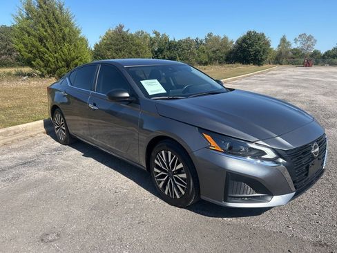 Used 2024 Nissan Altima 2.5 SV image 3