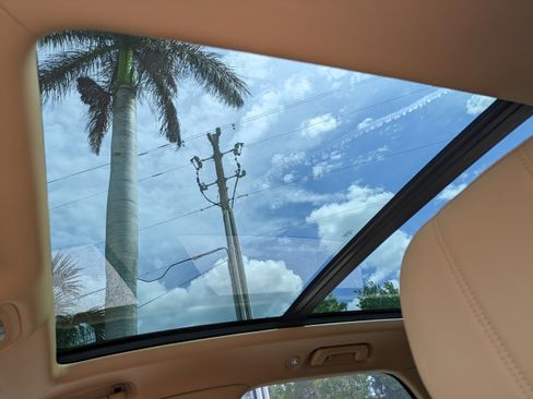 Used 2018 Bentley Bentayga AWD/4WD image 23