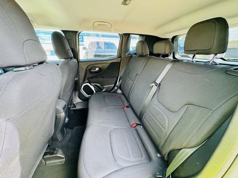 Used 2018 Jeep Renegade Latitude w/ Cold Weather Group image 12