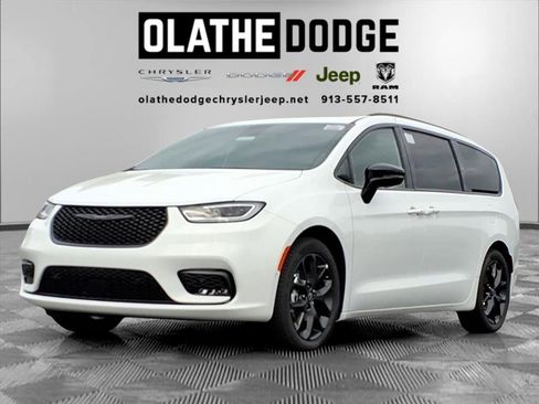 New 2026 Chrysler Pacifica Limited w/ Uconnect Theater Family Group image 1