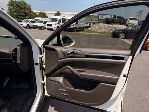 Used 2016 Porsche Cayenne S AWD/4WD image 22