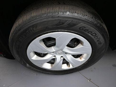 Used 2020 Toyota RAV4 LE AWD/4WD image 14