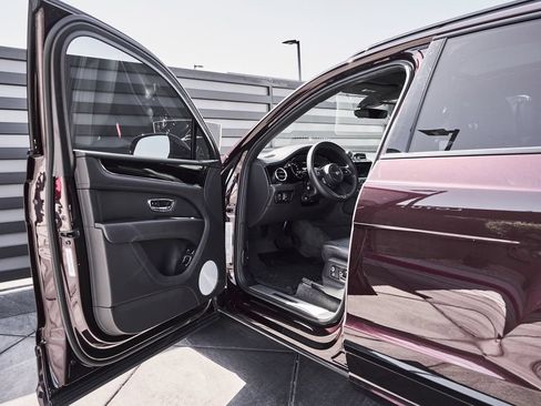 Used 2022 Bentley Bentayga AWD/4WD image 29