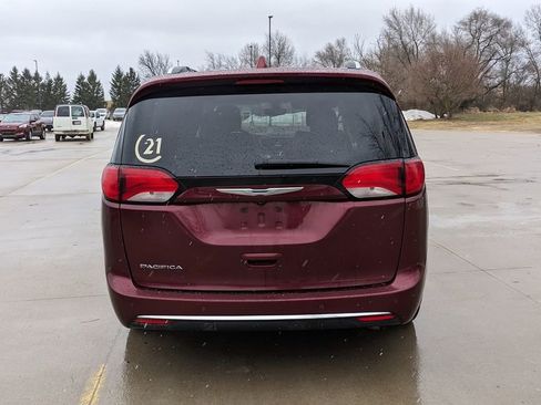 Used 2018 Chrysler Pacifica Touring-L w/ Tire & Wheel Group image 4