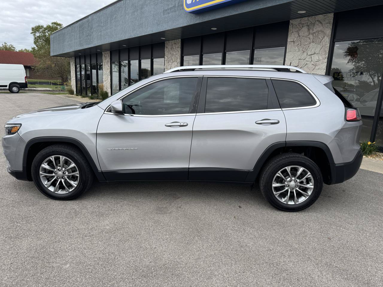 Used 2019 Jeep Cherokee Latitude Plus FWD image 6