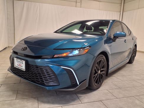 Used 2025 Toyota Camry SE w/ Convenience Package FWD image 3