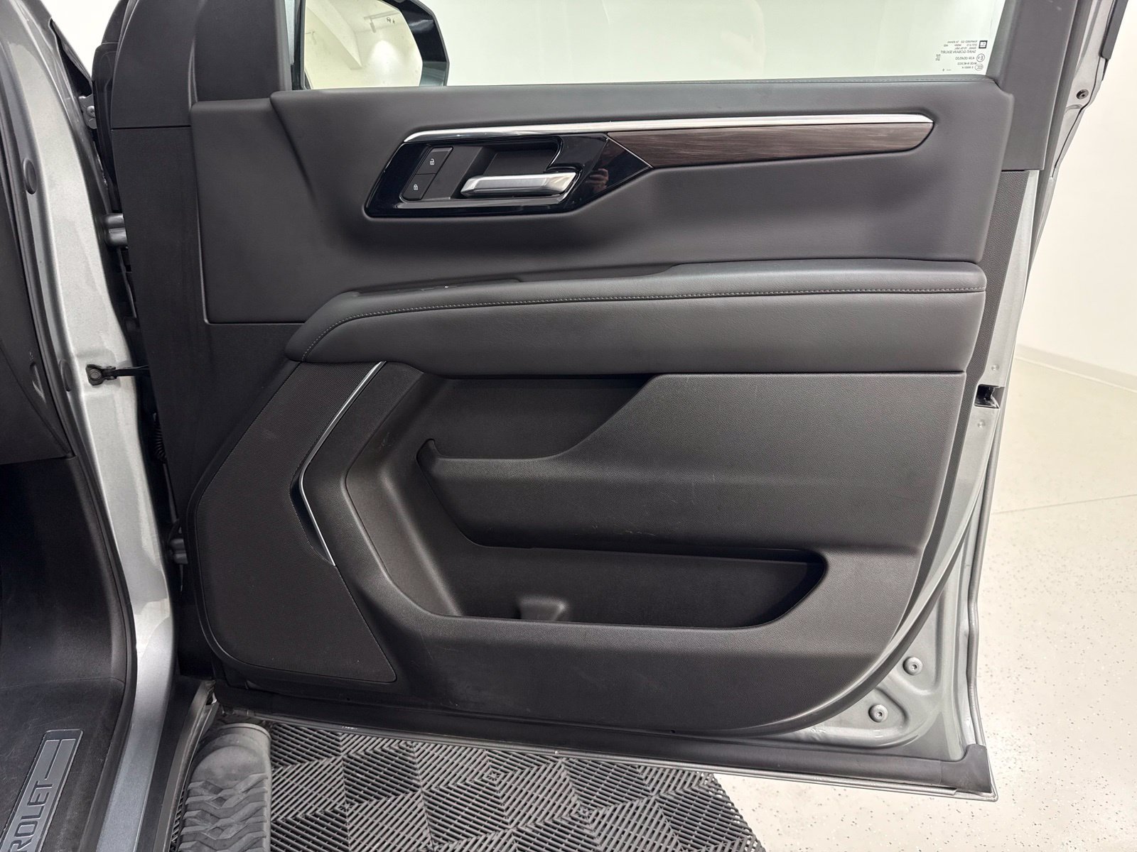 Used 2025 Chevrolet Suburban Z71 AWD/4WD image 33