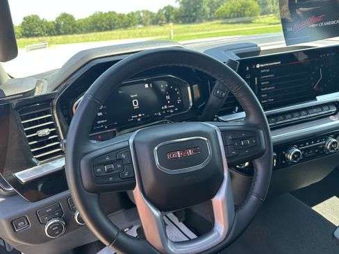 Used 2026 GMC Sierra 1500 SLT AWD/4WD image 11
