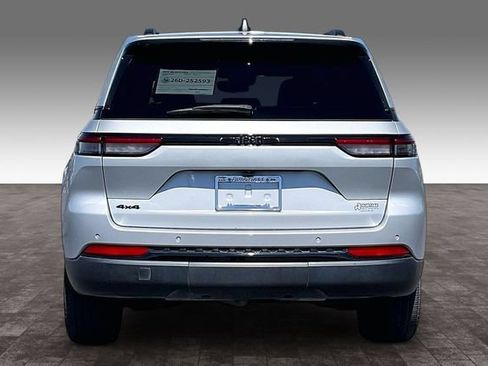 Used 2023 Jeep Grand Cherokee Altitude AWD/4WD image 4