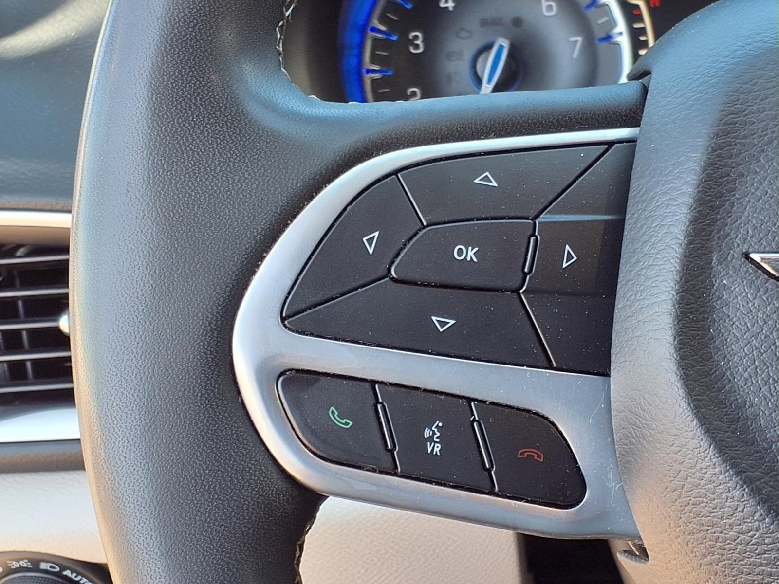 Used 2023 Chrysler Pacifica Touring-L FWD image 18