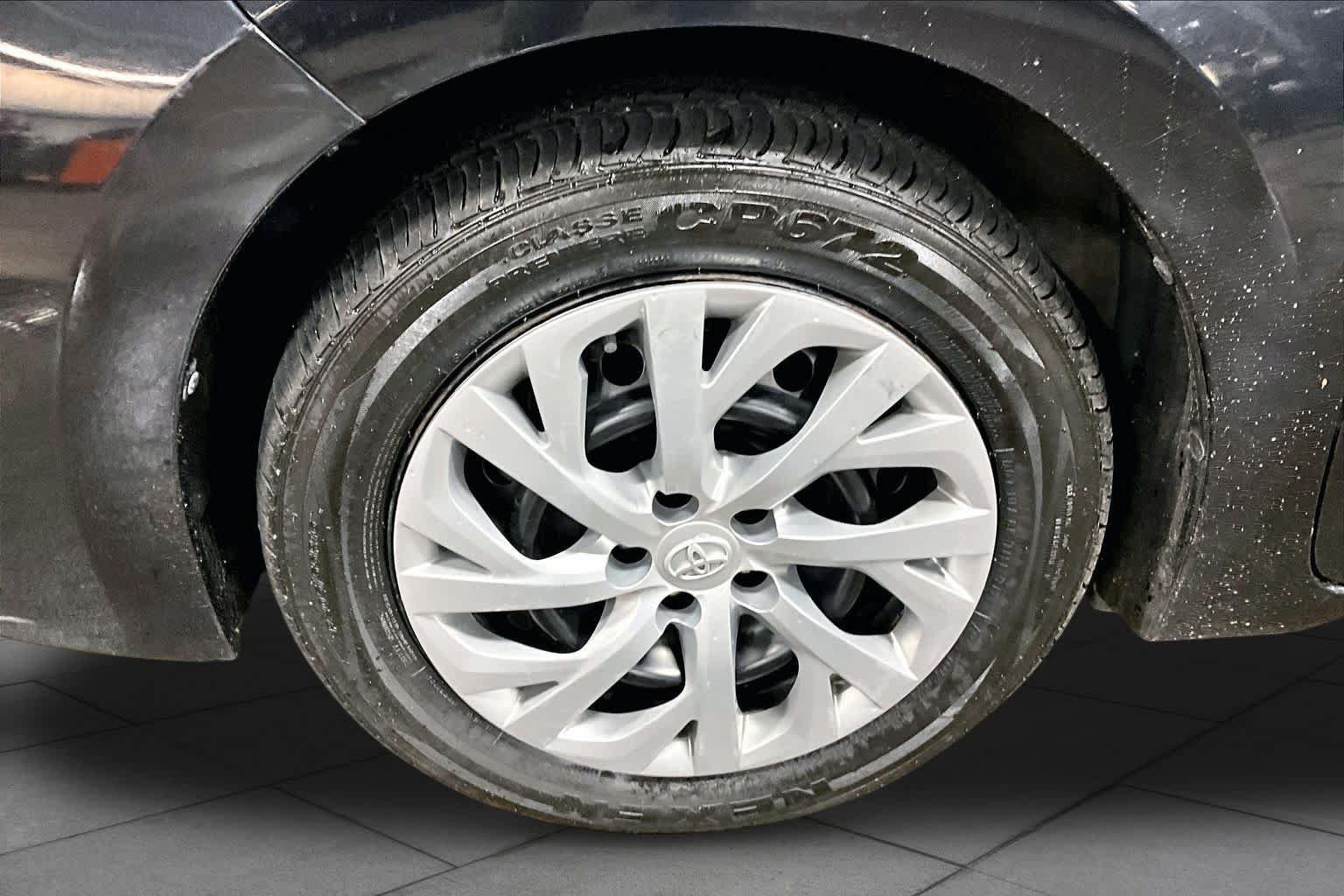 Used 2019 Toyota Corolla LE w/ Carpet Mat Package (TMS) FWD image 11