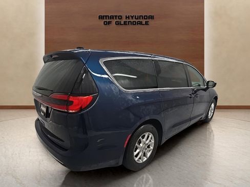 Used 2024 Chrysler Pacifica Touring-L image 6