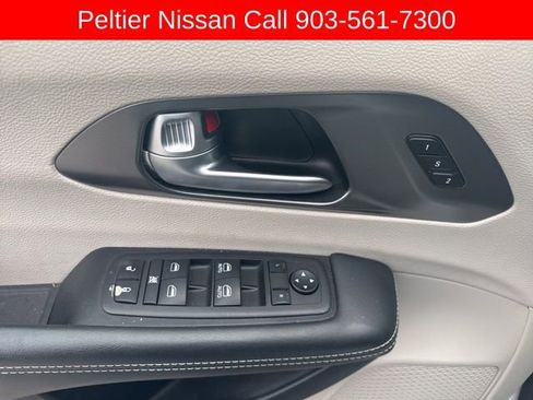 Used 2024 Chrysler Pacifica Select FWD image 11