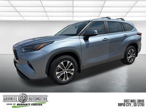 Used 2023 Toyota Highlander XLE AWD/4WD image 1
