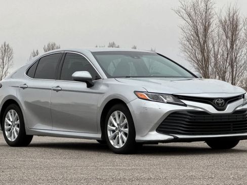 Used 2018 Toyota Camry L image 9