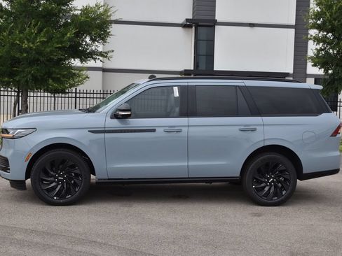 New 2026 Lincoln Navigator Reserve w/ Jet Appearance Package AWD/4WD image 11