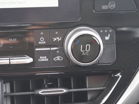 Certified 2025 Toyota Highlander XLE image 33