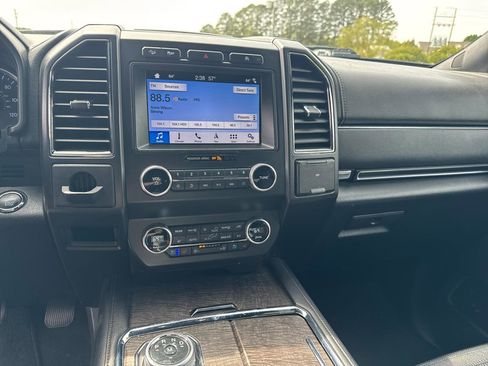 Used 2019 Ford Expedition Limited image 17