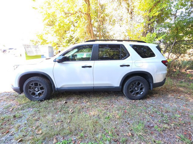 Used 2025 Honda Pilot TrailSport image 3
