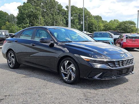 Used 2025 Hyundai Elantra Limited FWD image 3