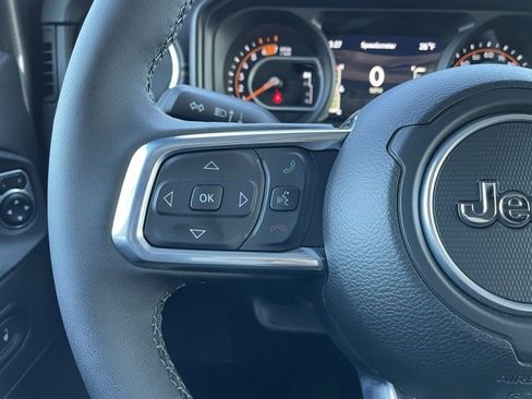 Used 2025 Jeep Wrangler Sahara image 14