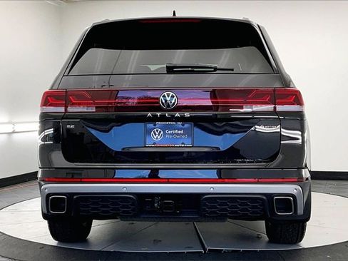 Certified 2025 Volkswagen Atlas Peak Edition SE image 4