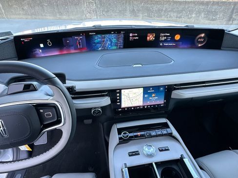New 2026 Lincoln Navigator Reserve AWD/4WD image 32