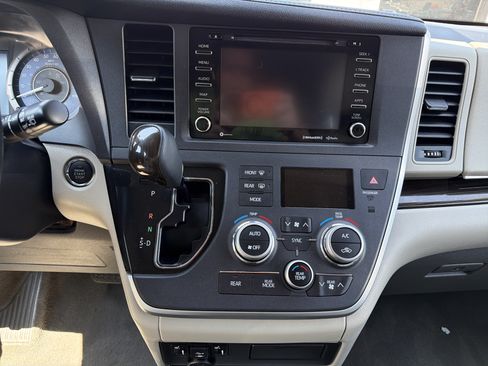 Used 2020 Toyota Sienna XLE w/ XLE Navigation Package AWD/4WD image 21