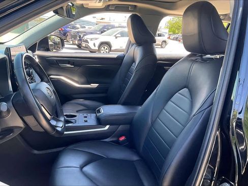 Used 2023 Toyota Highlander XLE image 8