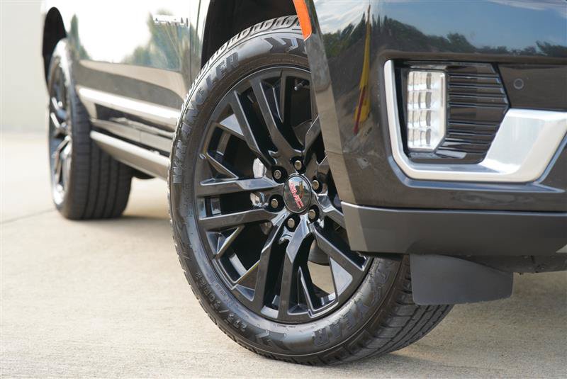 Used 2021 GMC Yukon Denali w/ Denali Premium Package AWD/4WD image 17