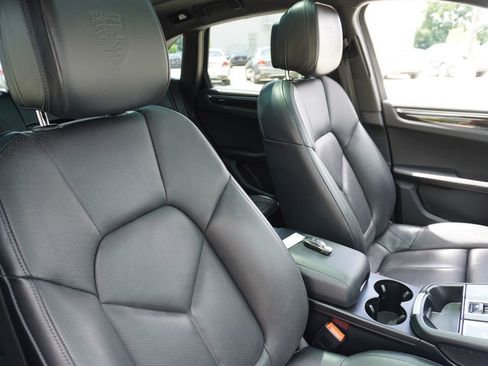 Used 2023 Porsche Macan AWD/4WD image 16