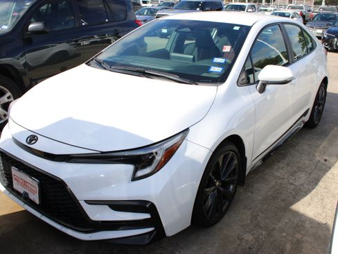 Used 2024 Toyota Corolla SE FWD image 3