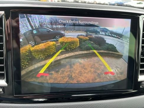 Used 2023 Chrysler Pacifica Touring-L image 17