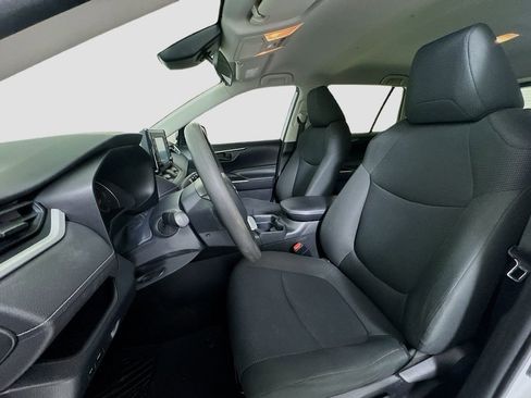 Used 2020 Toyota RAV4 LE image 9