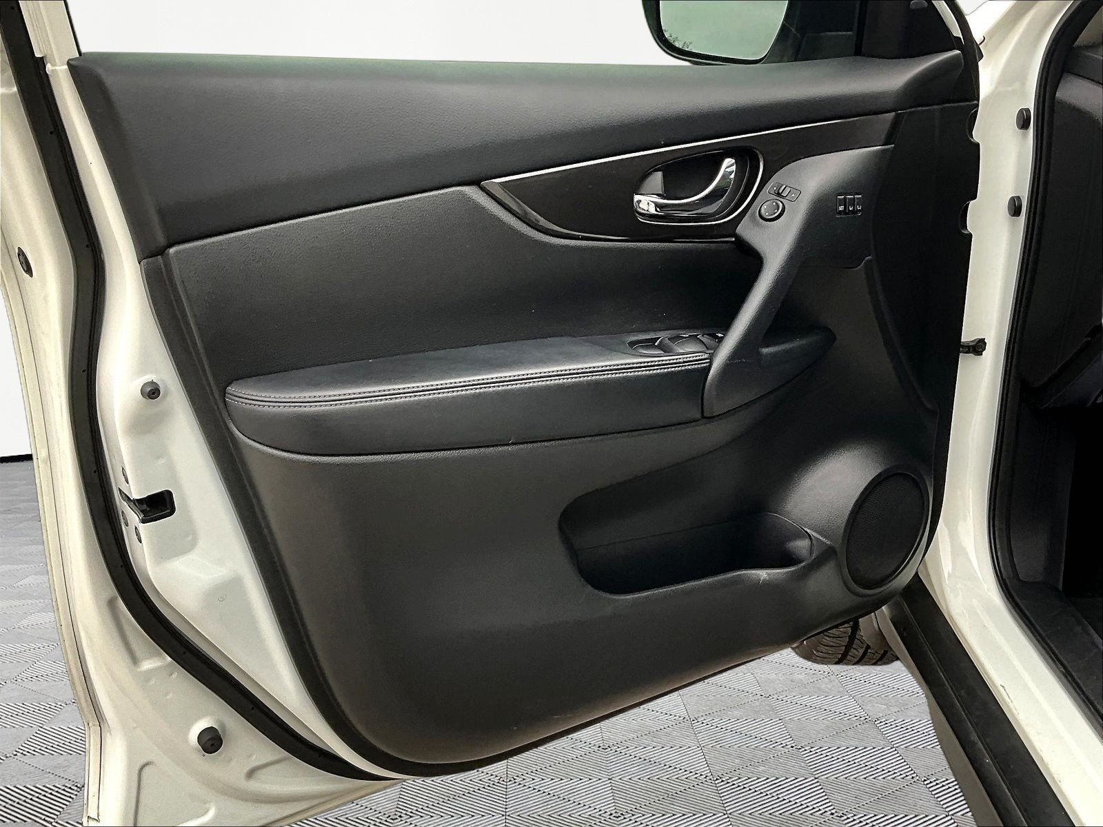Used 2019 Nissan Rogue SV w/ Premium Package FWD image 22