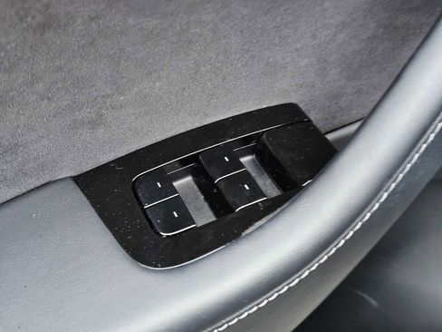 Used 2020 Tesla Model Y Long Range image 23