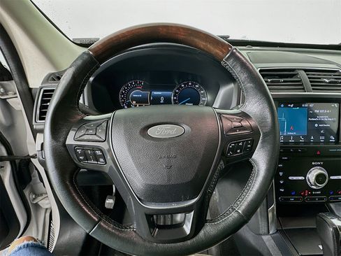 Used 2019 Ford Explorer Platinum image 11
