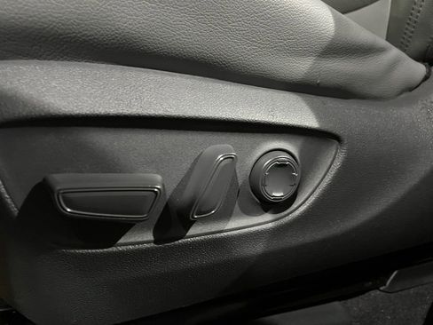 Used 2021 Toyota Sienna Limited image 28