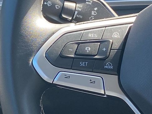 Used 2025 Volkswagen Tiguan SE image 7